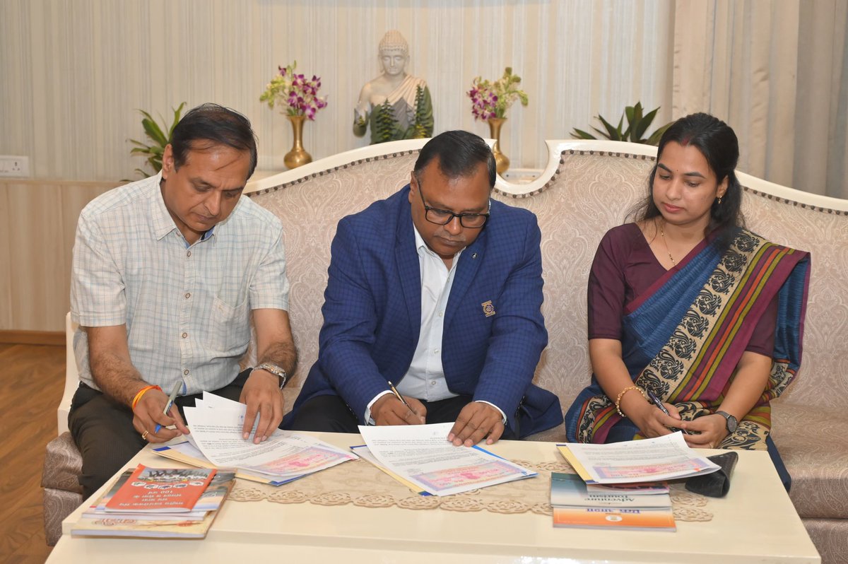 भारतीय रेड क्रॉस सोसाइटी, छत्तीसगढ़ के अध्यक्ष राज्यपाल श्री रमेन डेका की उपस्थिति में आज लोकभवन, में एनएमडीसी लिमिटेड और छत्तीसगढ़ रेड क्रॉस सोसाइटी के बीच ‘लैब ऑन व्हील्स’ एम्बुलेंस उपलब्ध कराने के लिए मेमोरेंडम ऑफ एग्रीमेंट (एमओए) पर हस्ताक्षर किए गए।