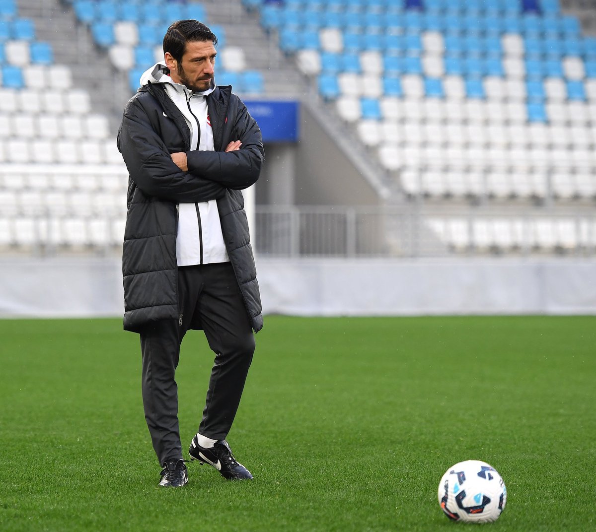 MilliTakimlar's tweet photo. Ümit Millî Takımımızın Teknik Direktörü Egemen Korkmaz, bugün Osijek şehrindeki Opus Arena'da Hırvatistan ile oynanan 2027 UEFA Avrupa U21 Şampiyonası grup eleme maçının 35. dakikasında ayağının kayması sonucu başını yere vurarak bilinç kaybı yaşamıştır. 

Başında düşmeye bağlı şişlik oluşan Korkmaz'a ilk müdahale saha kenarında sağlık heyetimiz tarafından yapılmıştır. Bilinci açık olan ve tetkikler için kontrol amaçlı ambulansla hastaneye kaldırılan hocamıza geçmiş olsun dileklerimizi iletir, acil şifalar dileriz.