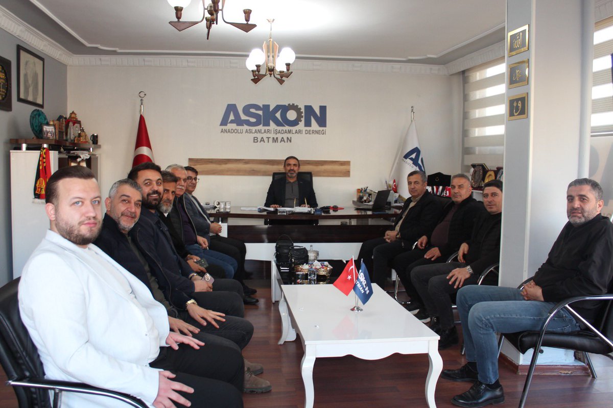 askonbatman's tweet photo. Haftalık Yönetim Kurulu Toplantımızda,
Birlik ve beraberlik içinde şehrimizin ekonomik kalkınması,üyelerimizin talepleri,yeni projeler  üzerine verimli istişarelerde bulunduk.
Batman’ı daha güçlü, daha üretken bir şehir yapmak için durmadan çalışıyoruz.
 #BatmanİşDünyası https://t.co/fCysYrYaoA