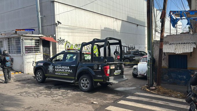 RaulGtzNR's tweet image. 🚨 Vecinos de la colonia Ahuizotla alertaron a las autoridades sobre el hallazgo del cuerpo de un hombre en la calle de Melchor Musquiz y Ferrocarriles Nacionales, en #Naucalpan 

Al parecer se trata de un hombre de unos 27 años con aparentes signos de violencia, autoridades de