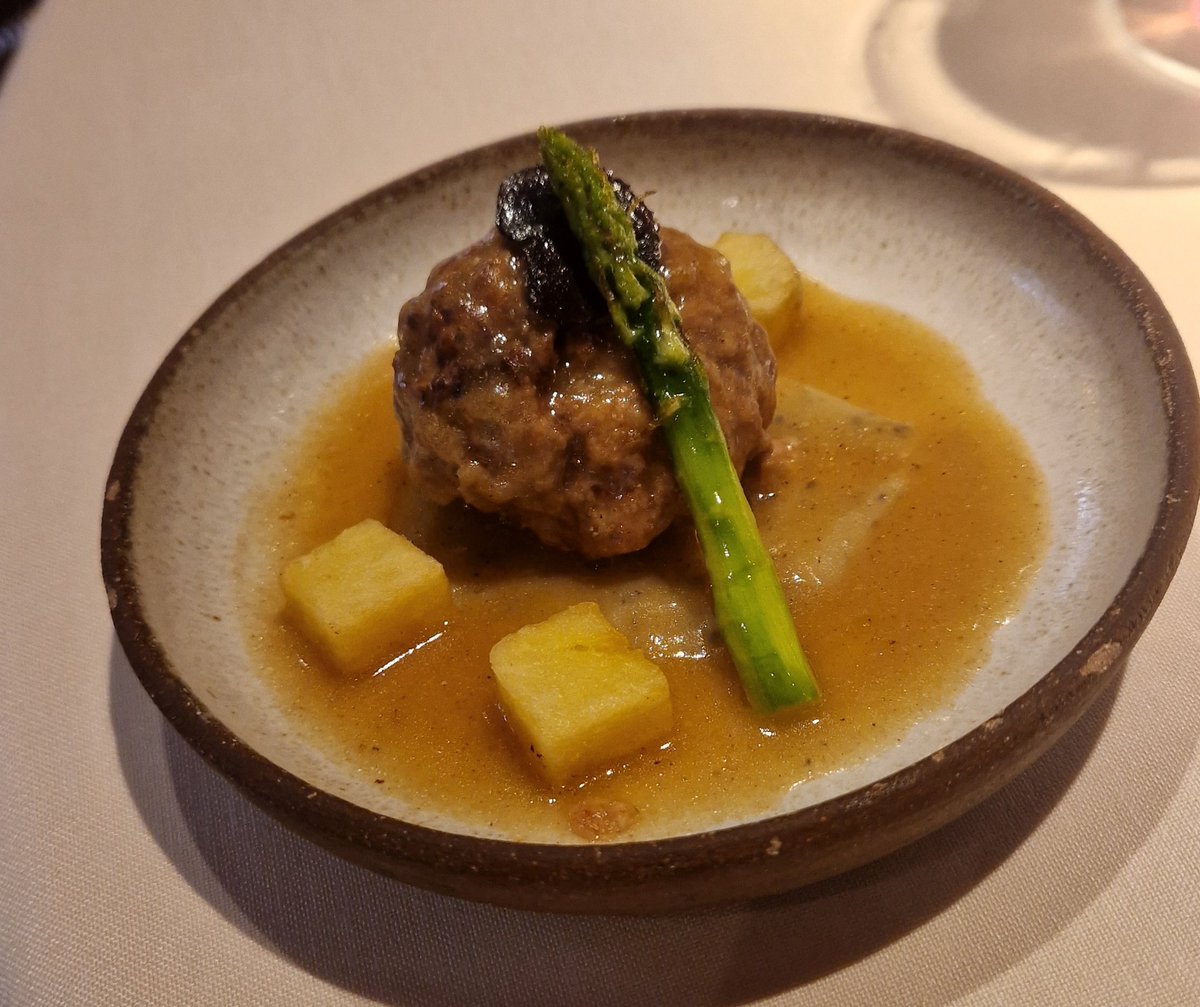 srdeserrano's tweet photo. ECHAURREN TRADICIÓN, y esas manitas para tocar el cielo 😋 #Echaurren @francispaniego #Ezcaray #Rioja https://t.co/aI6znOa4bl