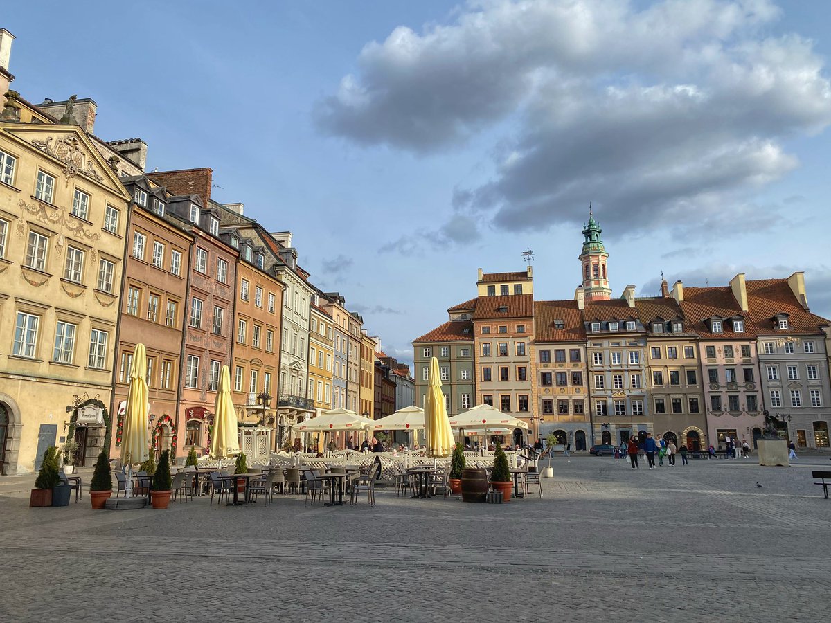 Hochtouren's tweet image. heute grüße ich euch aus der ehemaligen Residenzstadt von August dem Starken… #Warschau #Warzawa #Poland zum Sonnenuntergang ging es auf den Kulturpalast