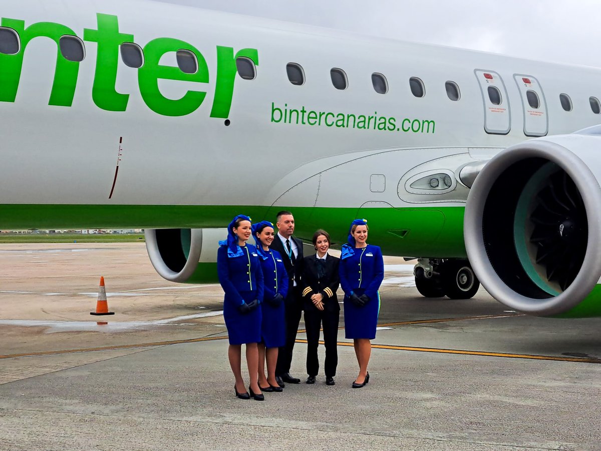 aena's tweet image. ✈️ El #Aeropuerto Seve Ballesteros-#Santander da la bienvenida al avión “Cantabria” de @BinterCanarias, que ha traído a los primeros pasajeros desde el Aeropuerto César Manrique-#Lanzarote 🌴

✨ Con esta nueva conexión, el aeropuerto cántabro contará con un vuelo diario con