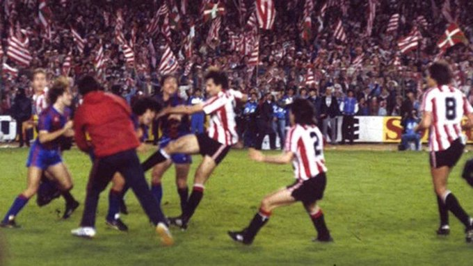 #Efemèride
5/4/1984: Final de copa entre el #FCB i l'Athletic de Bilbao que acaba amb victòria dels bascos i la mítica tangana final amb #Maradona, #Migueli i Paco #Clos.