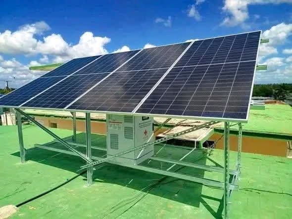 El policlínico "7 de noviembre" en #Majibacoa ya funciona con energía solar.  Gracias a la instalación de sistemas fotovoltaicos autónomos, se garantiza la atención médica para más de 38 mil habitantes. La salud pública se fortalece con energía limpia.
#CubaEstáFirme