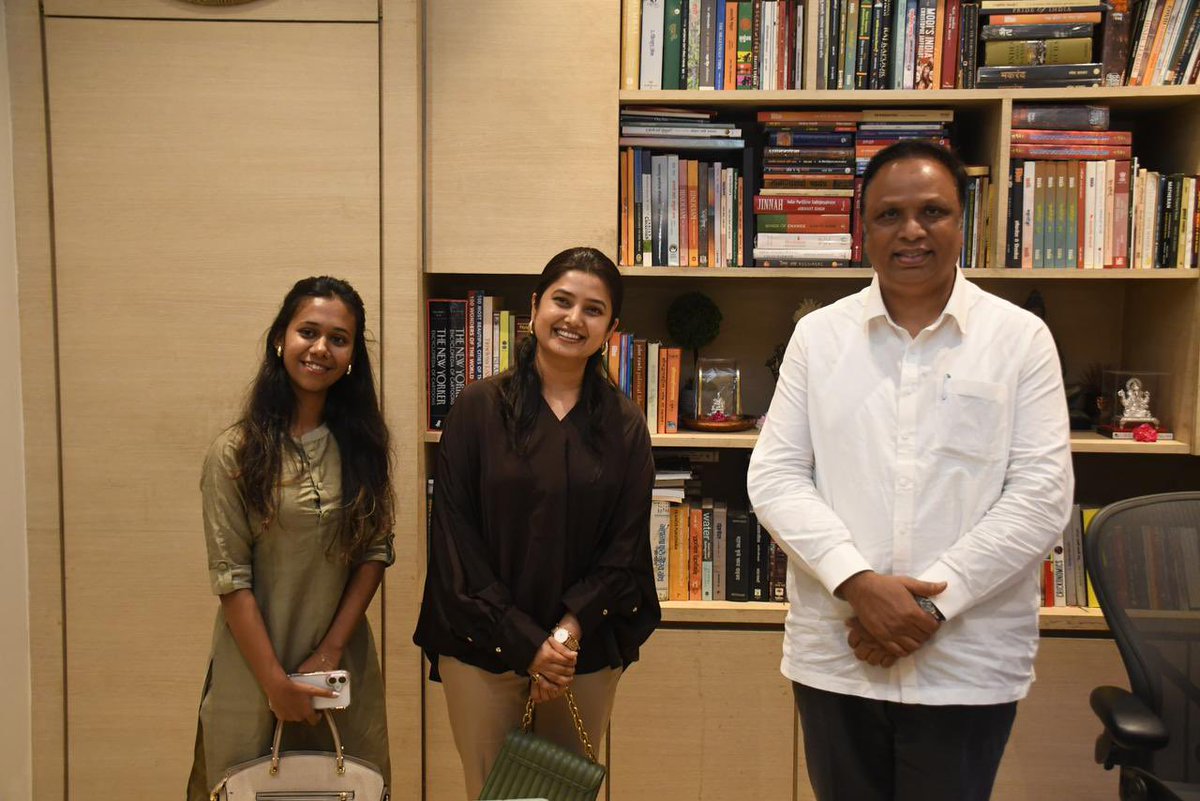 अभिनेत्री प्राजक्ता माळी यांनी वांद्रे पश्चिम येथील कार्यालयात सदिच्छा भेट घेतली.

#Maharashtra #AshishShelar