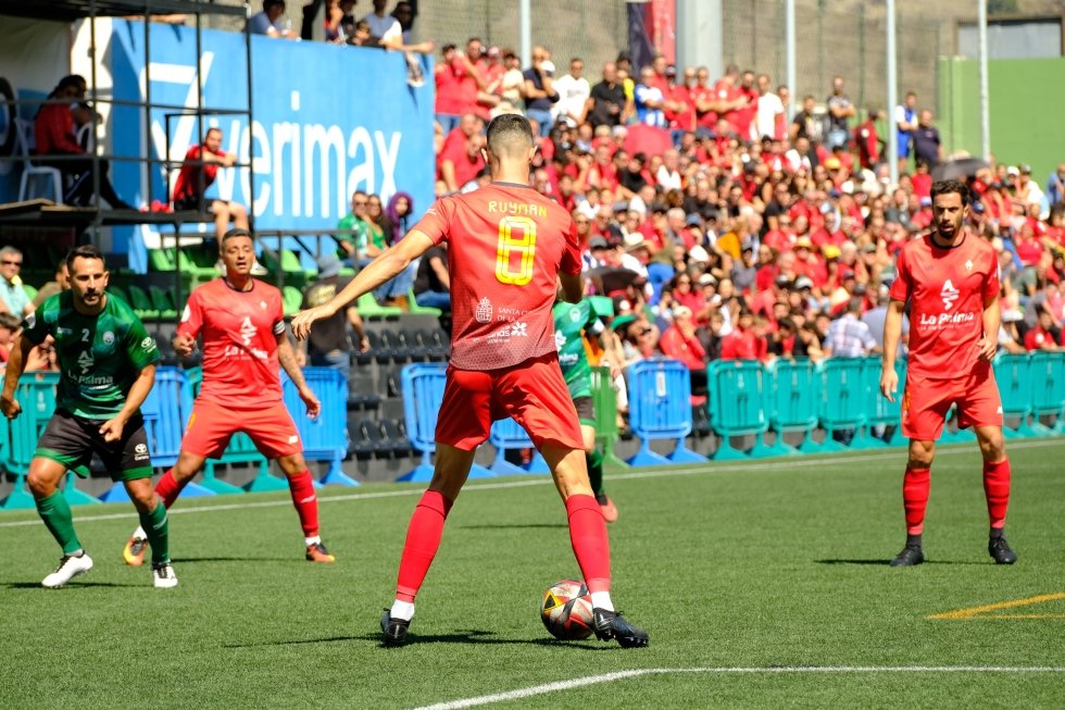 MensaHistoria's tweet photo. jugar el primer duelo de liga en una categoría superior a Tercera División de dos equipos palmeros. El que se jugó en El Paso (03/03/2024), se lo llevaron los locales por un ajustado 1-0. El balance total de duelos de visitante del Mensa es: 26 triunfos, 7 empates y 12 derrotas. https://t.co/9Vsay1ijTk