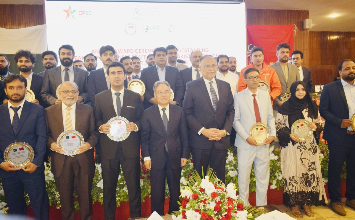 CPECOfficials's tweet photo. Shields were distributed to outstanding Pakistani & Chinese staff at the CPEC Awards Ceremony, honoring excellence and dedication. 🏆
#CPEC2026 #CPECAwards2026 #PakistanChinaFriendship #Excellence #Teamwork https://t.co/5WIm2QIwKg