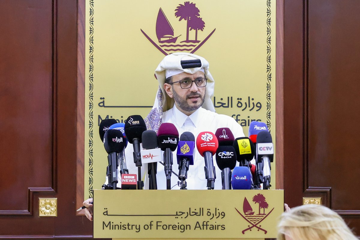 MofaQatar_AR's tweet photo. مستشار رئيس مجلس الوزراء المتحدث الرسمي لوزارة الخارجية @majedalansari : قطر تدعو لخفض التصعيد وترفض أي خطوات تهدد أمن المنطقة واستقرارها

الدوحة | 31 مارس 2026

أكد الدكتور ماجد بن محمد الأنصاري مستشار رئيس مجلس الوزراء المتحدث الرسمي لوزارة الخارجية، أن دولة قطر تدعو منذ اليوم الأول إلى خفض التصعيد في المنطقة، مشددا على أن موقفها ثابت من رفض أي خطوات من شأنها تعميق الصراع أو تهديد أمن المنطقة واستقرارها.

وقال الأنصاري، خلال الإحاطة الإعلامية الأسبوعية لوزارة الخارجية اليوم: "إن دولة قطر ينصب تركيزها حاليا على الدفاع عن سيادتها وأراضيها والتصدي للهجمات التي تتعرض لها".
 وأضاف أن "دولة قطر غير منخرطة في الوقت الراهن في جهود الوساطة، مع استمرار دعمها الكامل للمساعي الدبلوماسية الهادفة إلى خفض التصعيد وإنهاء الحرب".

ونوه مستشار رئيس مجلس الوزراء المتحدث الرسمي لوزارة الخارجية، بأن القوات المسلحة القطرية تمكنت من التصدي لأكثر من 90 بالمئة من محاولات الاعتداء على الدولة، بما أسهم في الحفاظ على الأمن واستمرار الحياة الطبيعية، لافتا إلى أن دولة قطر تحتفظ بحق الرد على هذه الهجمات.

وحذر من أن استمرار التصعيد، الذي لم تتم معالجته منذ عام 2023، ينذر بمخاطر متزايدة، وقد يدفع الصراع إلى مستويات أكثر خطورة، في ظل تجاوز العديد من الخطوط الحمراء، خاصة فيما يتعلق باستهداف البنية التحتية والمرافق الحيوية.

وأكد الأنصاري أن استهداف المنشآت المدنية، بما في ذلك محطات الكهرباء ومعالجة المياه، يمثل تهديدا خطيرا على المدنيين، ويقوض البنية التحتية، مشددا على ضرورة الالتزام بالقانون الدولي، وعدم استهداف المدنيين أو المنشآت الحيوية.

وجدد التأكيد على أن دولة قطر تقف ضد أي تصعيد يؤدي إلى المخاطرة بأمن المنطقة واستقرارها.
 وفيما يتصل بالعلاقات الإقليمية، أشار إلى أن دولة قطر تواصل التنسيق مع مختلف الشركاء الإقليميين والدوليين، بما في ذلك جمهورية باكستان الإسلامية، مؤكدا دعم قطر للجهود التي تقودها لتحقيق تهدئة مستدامة، وأن الاتصالات مستمرة مع مختلف الأطراف المعنية.

وأوضح أن الدوحة لم تقطع علاقاتها الدبلوماسية مع إيران، لكنها أكدت رفضها للهجمات التي تعرضت لها، وحذرت من تداعياتها السلبية على العلاقات الثنائية، مع التأكيد على أهمية الحفاظ على علاقات الجوار في المنطقة.

وفي الشأن اللبناني، جدد مستشار رئيس مجلس الوزراء المتحدث الرسمي لوزارة الخارجية، التأكيد على موقف دولة قطر الثابت والداعي إلى احترام سيادة الجمهورية اللبنانية، ورفض الهجمات الإسرائيلية، بما في ذلك الاغتيالات واستهداف المدنيين والاقتحامات داخل الأراضي اللبنانية، مشيرا إلى أن هذه الممارسات تمثل انتهاكا واضحا للقانون الدولي.

وحول التحركات القانونية القطرية، لفت الدكتور الأنصاري إلى أن دولة قطر اتخذت إجراءات دبلوماسية عبر الجهات المعنية، وأرسلت رسائل إلى مجلس الأمن والأمين العام للأمم المتحدة لتوثيق الانتهاكات التي تعرضت لها، مؤكدا استمرار التحركات القانونية في هذا الإطار.

وشدد على أن أمن مضيق هرمز يمثل قضية إقليمية وعالمية في آن واحد، نظرا لارتباطه بأمن الطاقة وسلاسل الإمداد العالمية، داعيا إلى توافق إقليمي على منظومة أمنية تضمن سلامة الملاحة واستقرار المنطقة.

وحذر من مخاطر استهداف المرافق الحيوية، بما في ذلك منشآت الطاقة والمرافق النووية، لما لذلك من تداعيات خطيرة، مثل؛ التلوث الإشعاعي وانقطاع الكهرباء، مؤكدا أن هذه التهديدات تمس أمن المنطقة والعالم.

وأوضح أن الاتصالات بين قادة دول الخليج والدول العربية مستمرة منذ بداية الأزمة، وشهدت تنسيقا سريعا وفعالا تمثل في بيانات واجتماعات مشتركة، بما يعكس حرص هذه الدول على حماية أمن المنطقة ومصالح شعوبها.

وفيما يتعلق بالدعم الدولي، أعرب الأنصاري عن تقدير دولة قطر وشكرها لمساهمة جميع الدول الشقيقة والصديقة التي ساهمت في الدفاع عن دولة قطر عبر الشراكات الدفاعية المختلفة، وذلك من خلال الشراكة الاستراتيجية مع الولايات المتحدة الأمريكية، وكذلك عبر القوات التركية الموجودة في قطر، والسرب المشترك مع المملكة المتحدة، والشراكات الدفاعية مع مختلف الدول الأوروبية، بالإضافة إلى التنسيق الدفاعي مع دول مجلس التعاون الخليجي، مؤكدا أن هذه الشراكات كان لها أثر كبير في حماية المرافق القطرية.

وأشار إلى أن التهديدات التي تطال مضيق هرمز وصناعة الطاقة في الخليج تمثل تحديا لأمن الطاقة العالمي، نظرا لتأثيرها على الأسواق وسلاسل الإمداد والتصدير والاستيراد وغيرها، مؤكدا التزام دولة قطر بدورها كشريك موثوق في هذا المجال.

وبين مستشار رئيس مجلس الوزراء المتحدث الرسمي لوزارة الخارجية أن الحديث عن الخسائر الاقتصادية لا يزال مبكرا في ظل استمرار الأزمة، مشددا على أن الأولوية الراهنة تكمن في حماية سيادة الدولة وأمنها، على أن يتم تقييم التداعيات بشكل شامل بعد انتهاء الحرب.

#الخارجية_القطرية