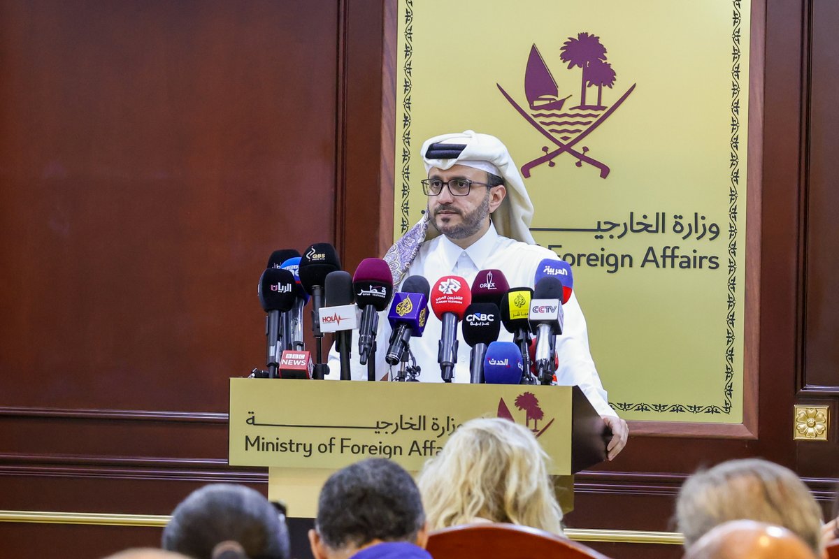 MofaQatar_AR's tweet photo. مستشار رئيس مجلس الوزراء المتحدث الرسمي لوزارة الخارجية @majedalansari : قطر تدعو لخفض التصعيد وترفض أي خطوات تهدد أمن المنطقة واستقرارها

الدوحة | 31 مارس 2026

أكد الدكتور ماجد بن محمد الأنصاري مستشار رئيس مجلس الوزراء المتحدث الرسمي لوزارة الخارجية، أن دولة قطر تدعو منذ اليوم الأول إلى خفض التصعيد في المنطقة، مشددا على أن موقفها ثابت من رفض أي خطوات من شأنها تعميق الصراع أو تهديد أمن المنطقة واستقرارها.

وقال الأنصاري، خلال الإحاطة الإعلامية الأسبوعية لوزارة الخارجية اليوم: "إن دولة قطر ينصب تركيزها حاليا على الدفاع عن سيادتها وأراضيها والتصدي للهجمات التي تتعرض لها".
 وأضاف أن "دولة قطر غير منخرطة في الوقت الراهن في جهود الوساطة، مع استمرار دعمها الكامل للمساعي الدبلوماسية الهادفة إلى خفض التصعيد وإنهاء الحرب".

ونوه مستشار رئيس مجلس الوزراء المتحدث الرسمي لوزارة الخارجية، بأن القوات المسلحة القطرية تمكنت من التصدي لأكثر من 90 بالمئة من محاولات الاعتداء على الدولة، بما أسهم في الحفاظ على الأمن واستمرار الحياة الطبيعية، لافتا إلى أن دولة قطر تحتفظ بحق الرد على هذه الهجمات.

وحذر من أن استمرار التصعيد، الذي لم تتم معالجته منذ عام 2023، ينذر بمخاطر متزايدة، وقد يدفع الصراع إلى مستويات أكثر خطورة، في ظل تجاوز العديد من الخطوط الحمراء، خاصة فيما يتعلق باستهداف البنية التحتية والمرافق الحيوية.

وأكد الأنصاري أن استهداف المنشآت المدنية، بما في ذلك محطات الكهرباء ومعالجة المياه، يمثل تهديدا خطيرا على المدنيين، ويقوض البنية التحتية، مشددا على ضرورة الالتزام بالقانون الدولي، وعدم استهداف المدنيين أو المنشآت الحيوية.

وجدد التأكيد على أن دولة قطر تقف ضد أي تصعيد يؤدي إلى المخاطرة بأمن المنطقة واستقرارها.
 وفيما يتصل بالعلاقات الإقليمية، أشار إلى أن دولة قطر تواصل التنسيق مع مختلف الشركاء الإقليميين والدوليين، بما في ذلك جمهورية باكستان الإسلامية، مؤكدا دعم قطر للجهود التي تقودها لتحقيق تهدئة مستدامة، وأن الاتصالات مستمرة مع مختلف الأطراف المعنية.

وأوضح أن الدوحة لم تقطع علاقاتها الدبلوماسية مع إيران، لكنها أكدت رفضها للهجمات التي تعرضت لها، وحذرت من تداعياتها السلبية على العلاقات الثنائية، مع التأكيد على أهمية الحفاظ على علاقات الجوار في المنطقة.

وفي الشأن اللبناني، جدد مستشار رئيس مجلس الوزراء المتحدث الرسمي لوزارة الخارجية، التأكيد على موقف دولة قطر الثابت والداعي إلى احترام سيادة الجمهورية اللبنانية، ورفض الهجمات الإسرائيلية، بما في ذلك الاغتيالات واستهداف المدنيين والاقتحامات داخل الأراضي اللبنانية، مشيرا إلى أن هذه الممارسات تمثل انتهاكا واضحا للقانون الدولي.

وحول التحركات القانونية القطرية، لفت الدكتور الأنصاري إلى أن دولة قطر اتخذت إجراءات دبلوماسية عبر الجهات المعنية، وأرسلت رسائل إلى مجلس الأمن والأمين العام للأمم المتحدة لتوثيق الانتهاكات التي تعرضت لها، مؤكدا استمرار التحركات القانونية في هذا الإطار.

وشدد على أن أمن مضيق هرمز يمثل قضية إقليمية وعالمية في آن واحد، نظرا لارتباطه بأمن الطاقة وسلاسل الإمداد العالمية، داعيا إلى توافق إقليمي على منظومة أمنية تضمن سلامة الملاحة واستقرار المنطقة.

وحذر من مخاطر استهداف المرافق الحيوية، بما في ذلك منشآت الطاقة والمرافق النووية، لما لذلك من تداعيات خطيرة، مثل؛ التلوث الإشعاعي وانقطاع الكهرباء، مؤكدا أن هذه التهديدات تمس أمن المنطقة والعالم.

وأوضح أن الاتصالات بين قادة دول الخليج والدول العربية مستمرة منذ بداية الأزمة، وشهدت تنسيقا سريعا وفعالا تمثل في بيانات واجتماعات مشتركة، بما يعكس حرص هذه الدول على حماية أمن المنطقة ومصالح شعوبها.

وفيما يتعلق بالدعم الدولي، أعرب الأنصاري عن تقدير دولة قطر وشكرها لمساهمة جميع الدول الشقيقة والصديقة التي ساهمت في الدفاع عن دولة قطر عبر الشراكات الدفاعية المختلفة، وذلك من خلال الشراكة الاستراتيجية مع الولايات المتحدة الأمريكية، وكذلك عبر القوات التركية الموجودة في قطر، والسرب المشترك مع المملكة المتحدة، والشراكات الدفاعية مع مختلف الدول الأوروبية، بالإضافة إلى التنسيق الدفاعي مع دول مجلس التعاون الخليجي، مؤكدا أن هذه الشراكات كان لها أثر كبير في حماية المرافق القطرية.

وأشار إلى أن التهديدات التي تطال مضيق هرمز وصناعة الطاقة في الخليج تمثل تحديا لأمن الطاقة العالمي، نظرا لتأثيرها على الأسواق وسلاسل الإمداد والتصدير والاستيراد وغيرها، مؤكدا التزام دولة قطر بدورها كشريك موثوق في هذا المجال.

وبين مستشار رئيس مجلس الوزراء المتحدث الرسمي لوزارة الخارجية أن الحديث عن الخسائر الاقتصادية لا يزال مبكرا في ظل استمرار الأزمة، مشددا على أن الأولوية الراهنة تكمن في حماية سيادة الدولة وأمنها، على أن يتم تقييم التداعيات بشكل شامل بعد انتهاء الحرب.

#الخارجية_القطرية