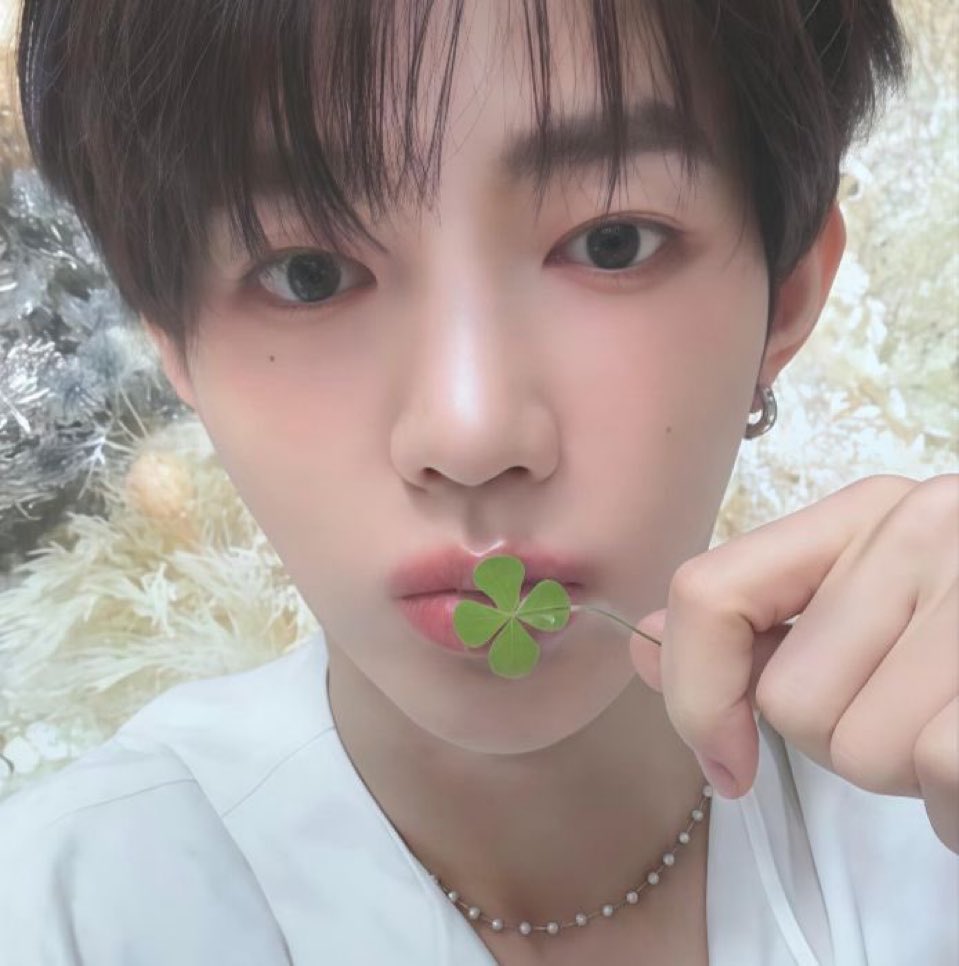 GUYS??? THIS PIC OF 🎻 KISSING ☘️??
