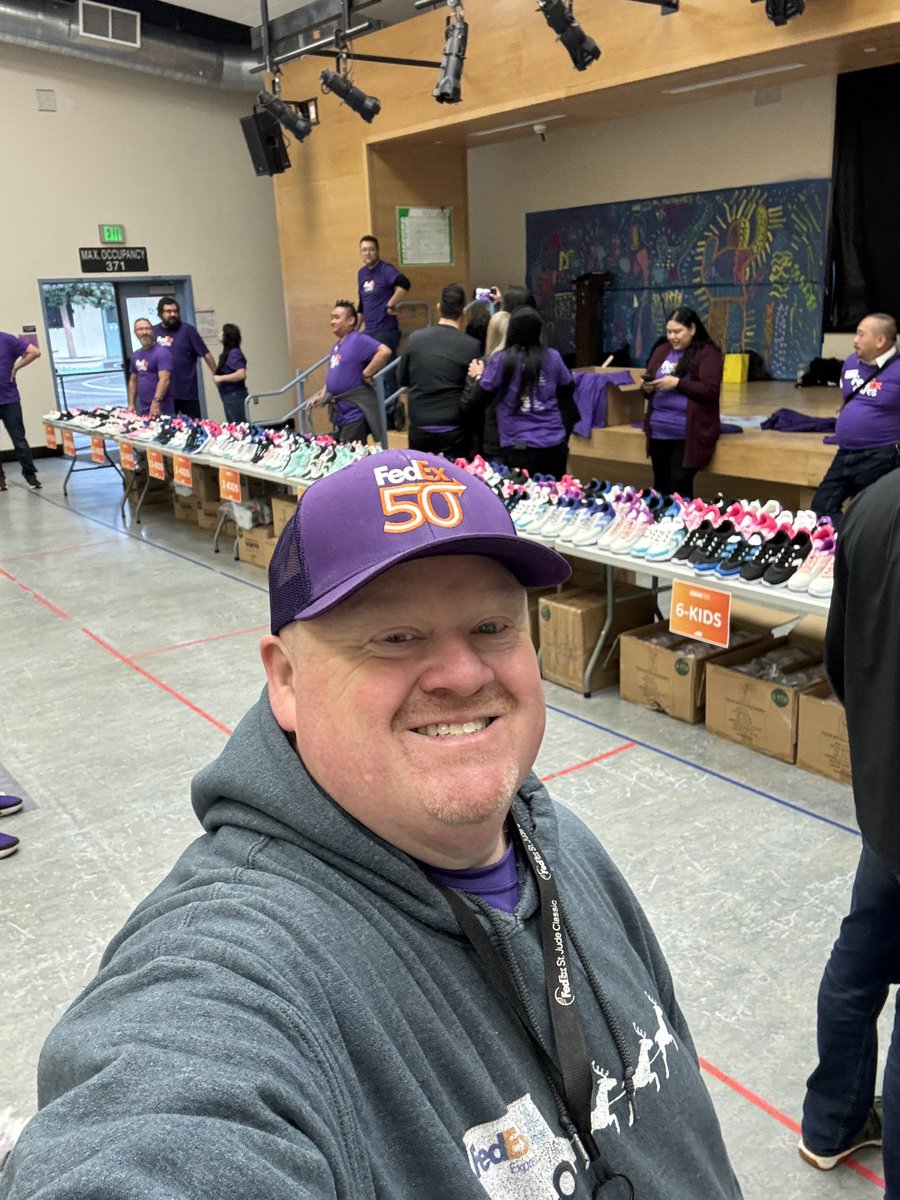 bowefamilyEV's tweet photo. One of my favorite things we do each year with @FedEx and @FedExOffice is partnering with @OperationWarm. Proud to lead an amazing team today delivering shoes to 400+ kids in our community. 🚛📦👟🏫
#fedexcares
#operationwarm https://t.co/vMV9in9IUd