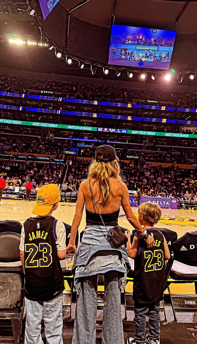 Mais um pouquinho e o Manu estará mais alto do que a Anahi 😅