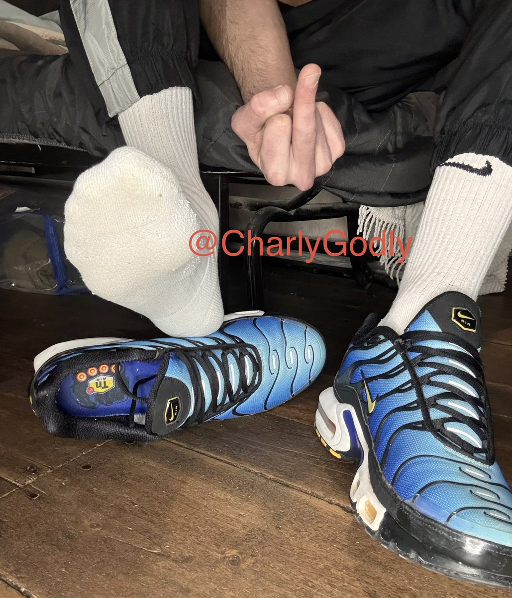 Charly Godly tweet media