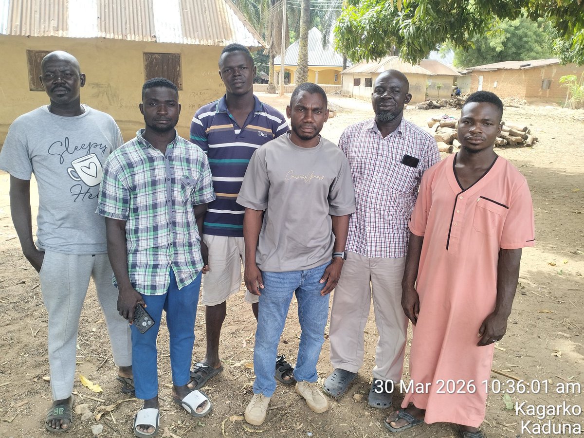 abu4raj's tweet photo. Discussion with Kagarko development beekeepers association on the impact of operating as a  cooperative and also the effect of team work within the cooperative, beekeeping as there major source of income. Southern Kaduna https://t.co/oaZJ3r2ebq
