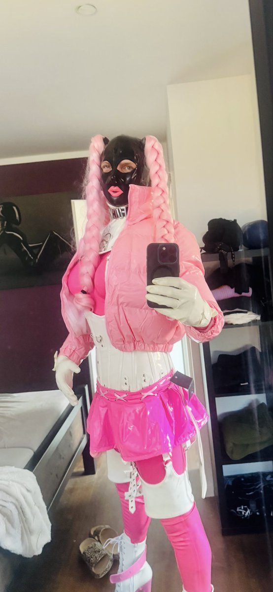 Latexbitchboi tweet media