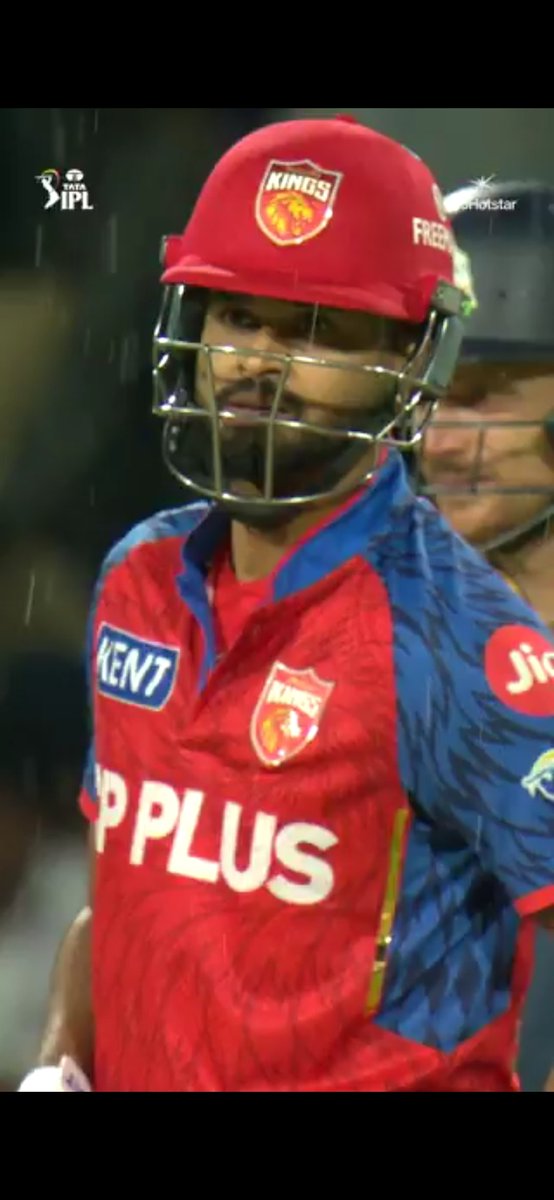 Dpeshavariya's tweet photo. Why its looks like its raining in match between #PBKSvGT during closer shorts camera action ? https://t.co/qvFcvn17NZ