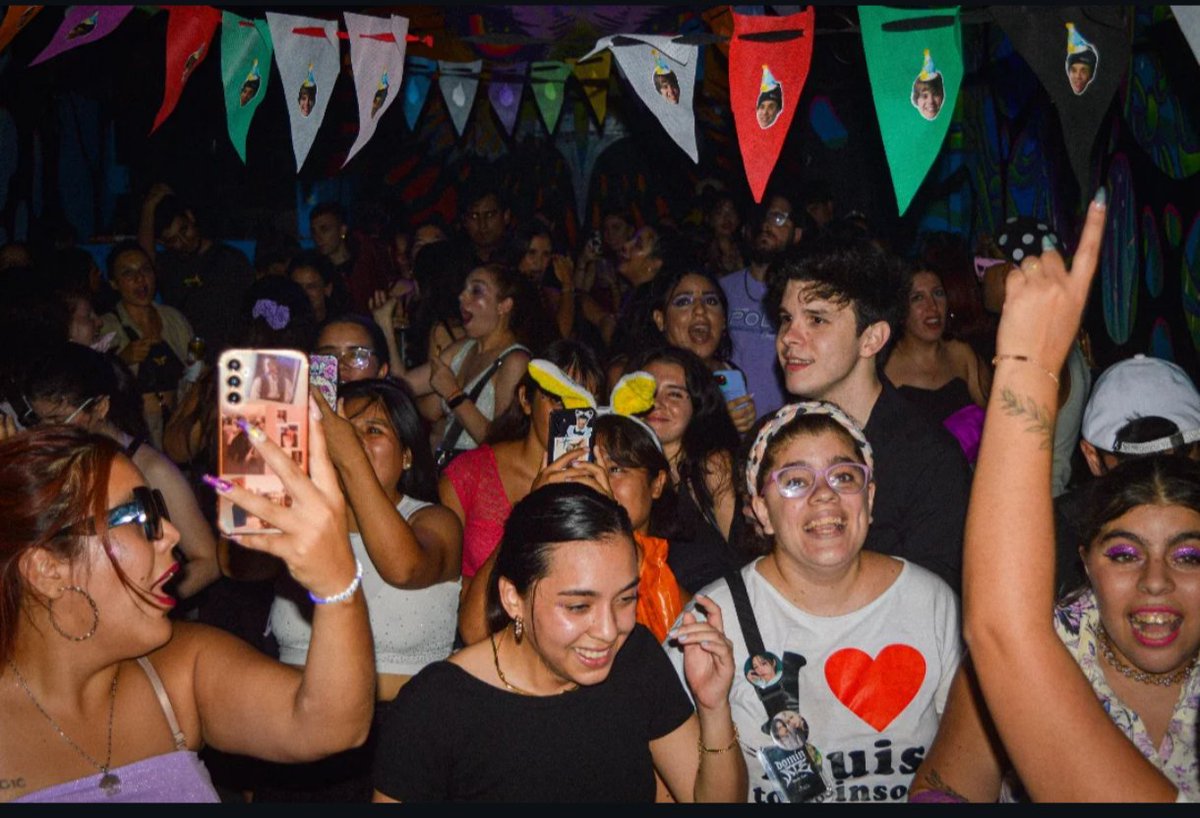 teambiebsargg's tweet image. Hola! Somos Team Biebs Argentina. Estamos desde el 2022 pre y post cancelación, creando una comunidad transparente entre Beliebers. A pesar de que Justin adesaparecia, seguimos activos y realizamos varios eventos. Dale que movemos ARG🇦🇷💖 nuestras redes: linktr.ee/teambiebsarg