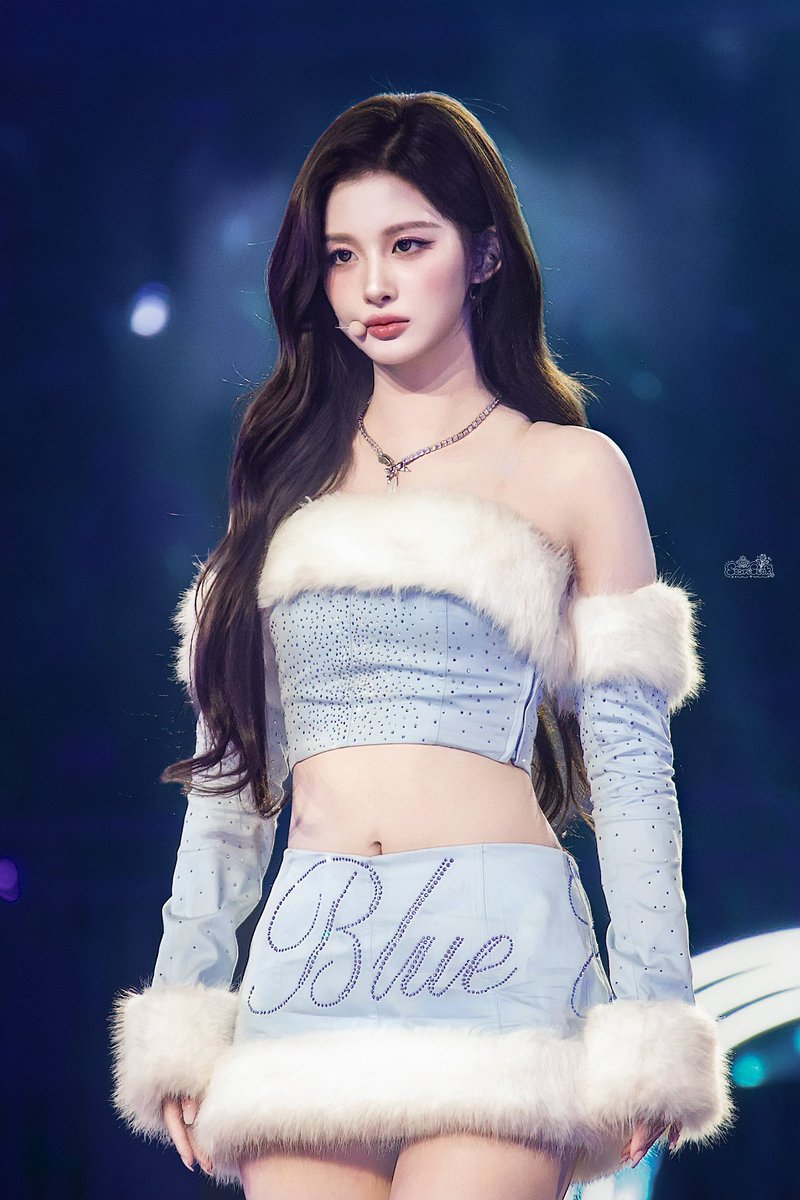 무슨 여돌이 만우절에 올라오는 사진마다 죄다 왕자님 소리 절로 나오는 사진뿐이냐