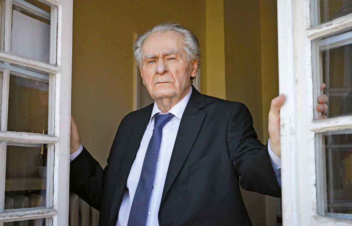 obywatel_mk's tweet photo. Wczoraj zmarł Wiesław Myśliwski. Był arcymistrzem słowa, Pisarzem. Chciałoby się powiedzieć – nadal jest. I byłaby to prawda, a zarazem nieprawda. Obie idą w ramię w ramię wobec śmierci Pisarza.

1/7 https://t.co/fwcYMe5Iff