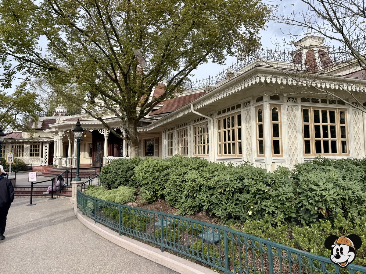 DLPWorks's tweet photo. [News] ❌⚠️🚧 Last day of operation before a long closure!!

➡️ As we previously revealed on #DLPWorks, a building permit has been granted for a complete refurbishment of the Plaza Gardens Restaurant building & its surrounding area.
➡️🏗️ Works are scheduled to begin tomorrow and will continue for several months, with the following expected scope:
➖ Restaurant exterior & interior refurbishment (including kitchen and delivery area),
➖ “Chariots Gourmands” demolition & construction of a new facility,
➖ Removal of the Cast Member prefab unit and creation of a new dedicated facility,
➖ Demolition of the cashroom prefab & construction of a repositioned structure.