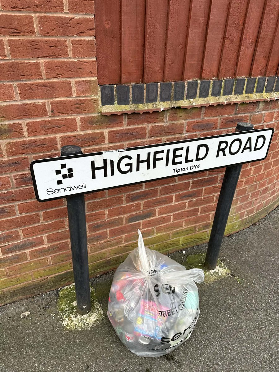 Litterwatch1's tweet image. Daz saw the sunshine and went on a total litter-picking mission. From Chaucer Ave to Highfield, the streets are looking spotless thanks to his hard work. What an absolute community star! #Tipton #Community #LitterPickers #Sandwell #volunteer