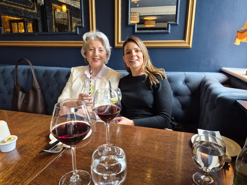 Joan Ellis tweet media