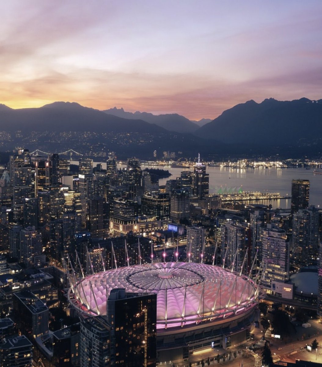 CanaduhOh's tweet photo. Canada's World Cup stadiums 🏟️ 

Toronto                                 Vancouver https://t.co/KXgKpMKWfM
