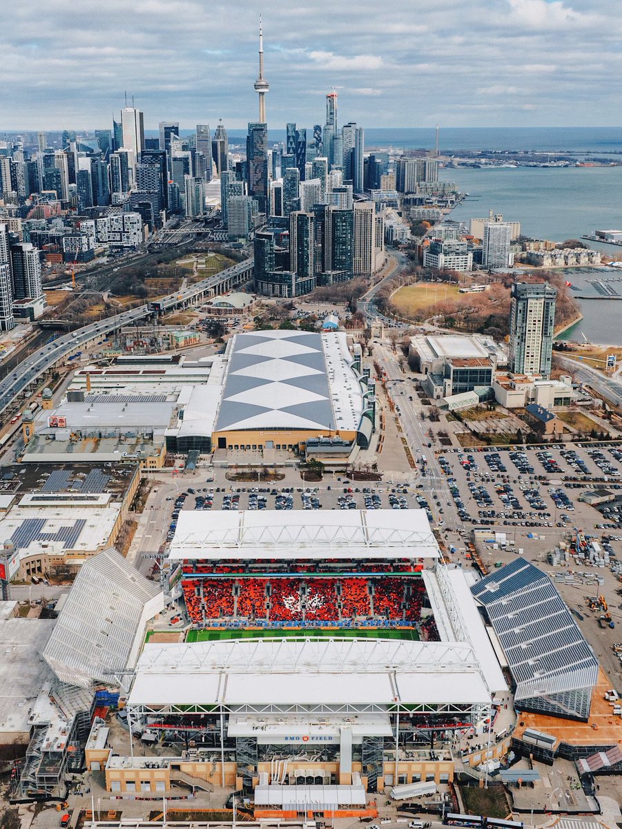 CanaduhOh's tweet photo. Canada's World Cup stadiums 🏟️ 

Toronto                                 Vancouver https://t.co/KXgKpMKWfM