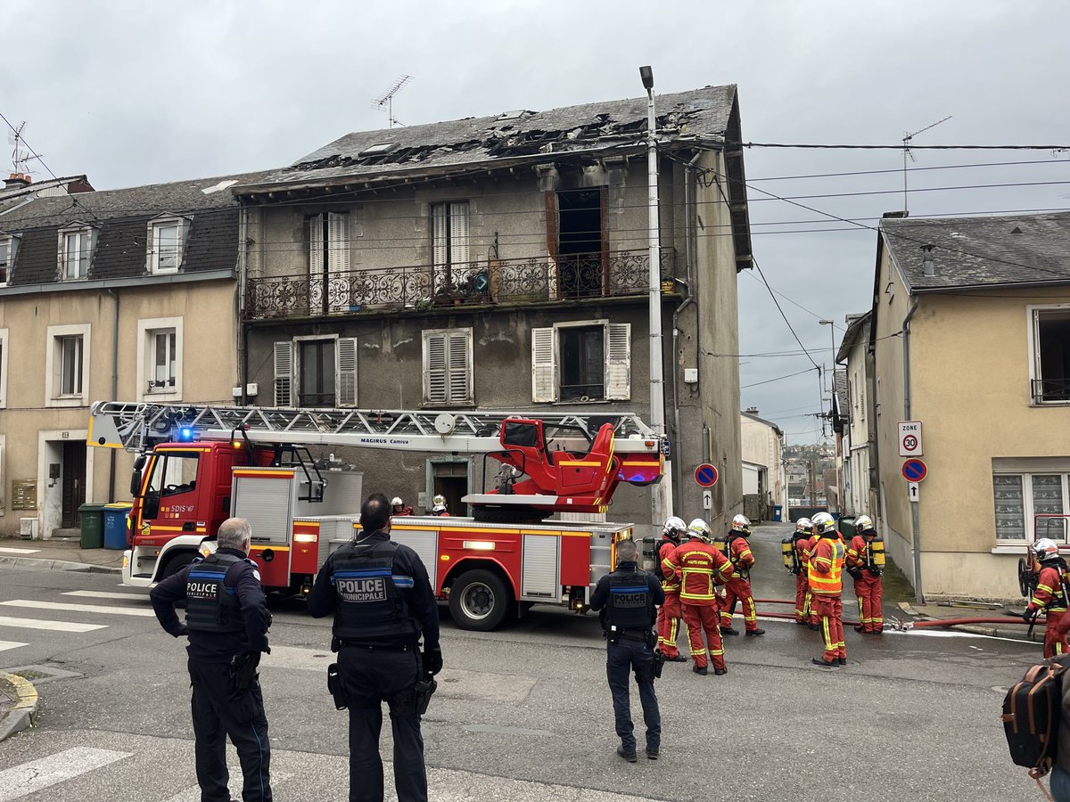 thmilon_ftv's tweet photo. Léger Incendie dans un immeuble vétuste au 50 rue Aristide Briand #Limoges  Pas de présence selon la police municipale et les pompiers après un premier passage 
@F3Limousin https://t.co/OPHRSf1mBq