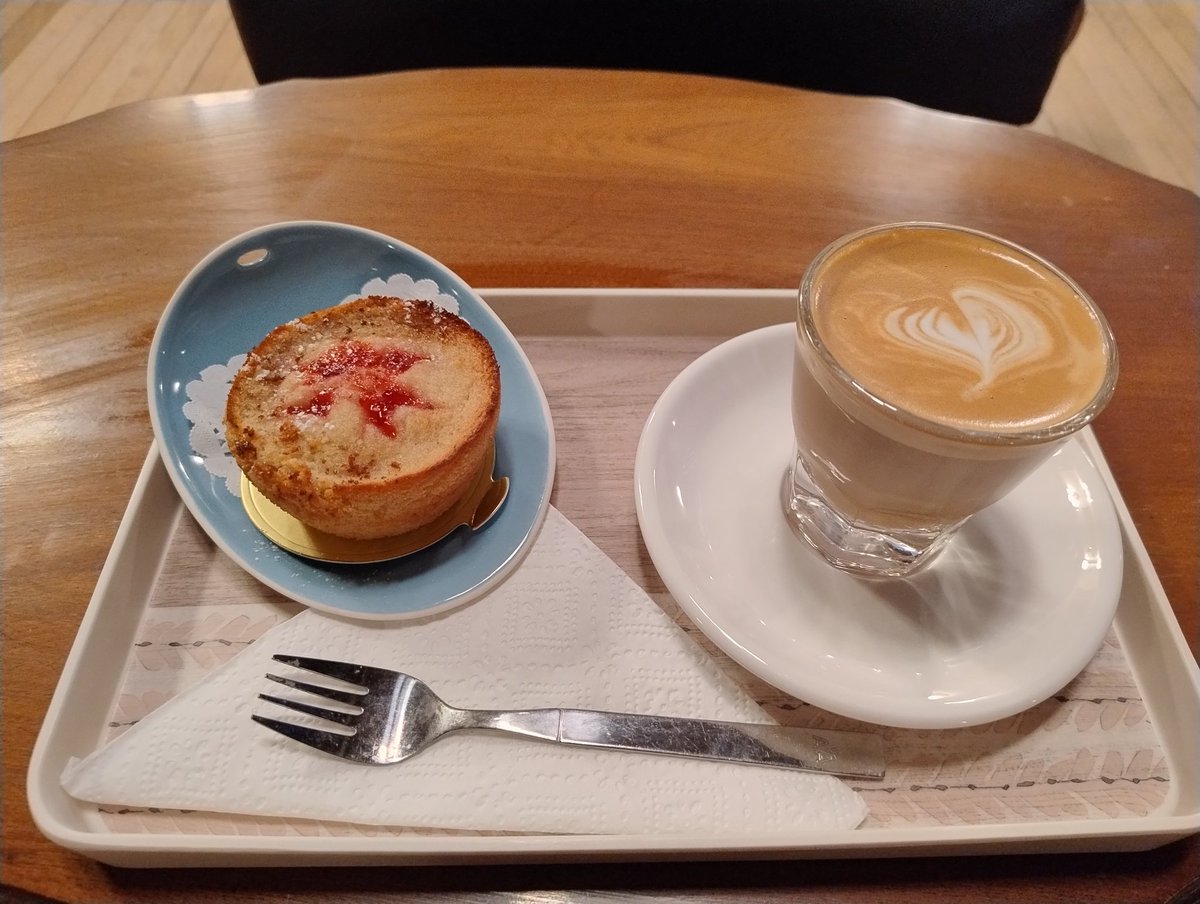 FuHo1016's tweet photo. 教会の中にあるカフェが素敵🙌好き💕
フィナンシェ（にしてはでかい）とか手作りだし、おばちゃんも素敵な人✨ https://t.co/qIoUT7DR8k