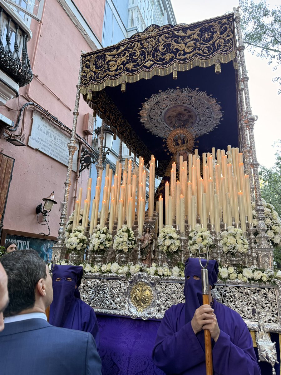 cofradiacolumna's tweet photo. 📸 | Las imágenes del Presidente Juanma Moreno Bonilla en la levantá a Mª Stma. de las Lágrimas 

#MartesSanto2026 💜 https://t.co/ifnjh2Zcmt