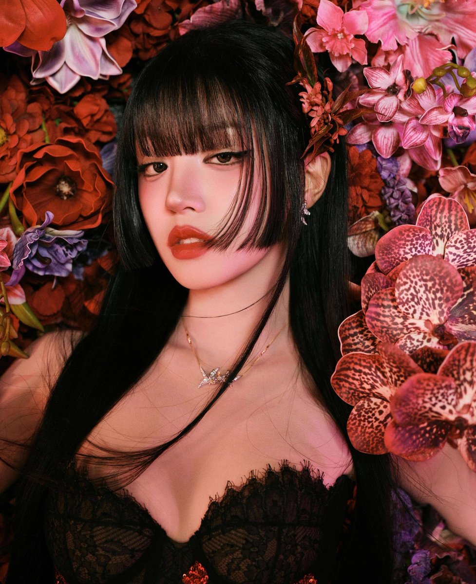 YUQI has confirmed that she will release her first Chinese album