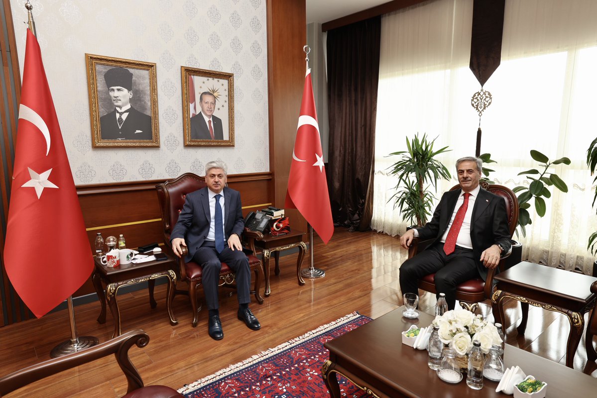 Sakarya Büyükşehir
Belediye Başkanı
Sayın Yusuf Alemdar 
Sakarya Valisi
Sayın Rahmi Doğan
İle makamında
bir araya gelerek
ilimizde yürütülen
projeler ve hayata
geçirilmesi planlanan
çalışmalar hakkında
istişarede bulundu.
<a href="/RTErdogan/">Recep Tayyip Erdoğan</a> 
<a href="/dogan_rahmi/">Rahmi Doğan</a> 
<a href="/sbYusufAlemdar/">Yusuf Alemdar</a>