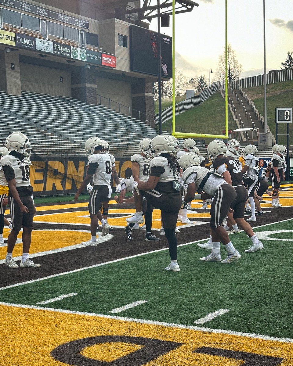 CodyVincent's tweet image. Elite day of spring #MACtion up in Kalamazoo with @WMU_Football! 🏈🧠

Also great to reconnect with former @RazorbackFB player, @RoyalGreen25! Go dominate this season! #GRIT 💪🏼😤