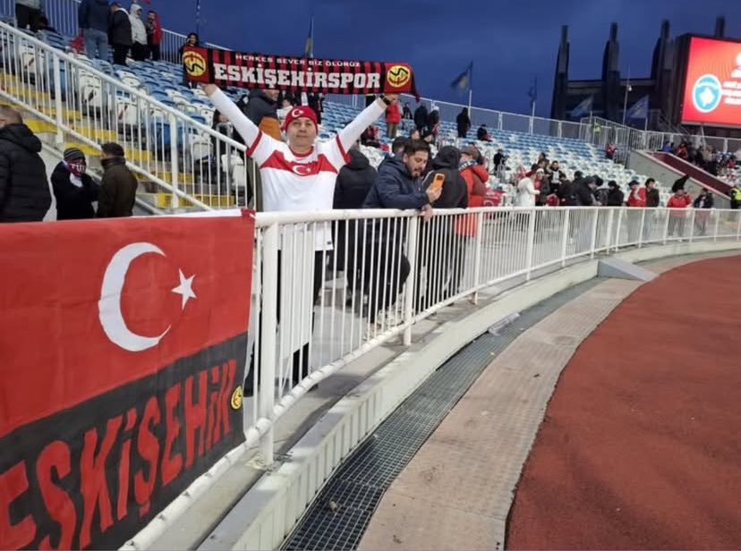 oguzhannn1965's tweet photo. Bu abimiz kimdir bilmiyorum ama her milli  takım deplasmanında gururla bu Eskişehir pankartını asıyor.
Bizde seninle gurur duyuyoruz❤️🖤👊 https://t.co/jdIY2WnZdr