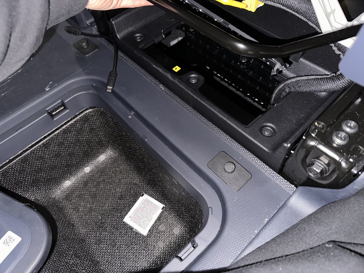 RUNC0USTlC tweet media