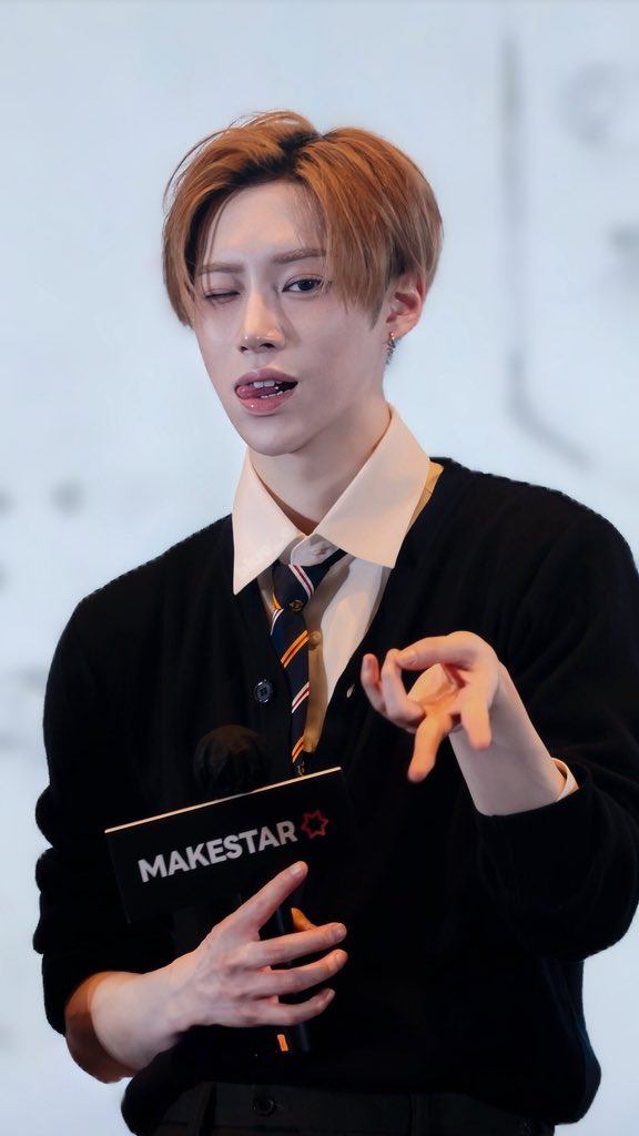 blululue_e tweet media