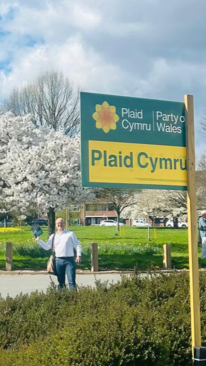 plaidystumtaf's tweet photo. I think it would be fair to say that @DafyddTrystan & #zaynubAkbar were very pleased to see @Plaid_Cymru #placards going up in #caerdyddffynnontaf
Vote 4 #peoplewhocare
Vote 4 #childcare
Vote 4 #fairfunding4wales
Vote 4 #PlaidCymru
@OscarGnagbo @MeurigRogers @NickCarter303 https://t.co/rzBnh4E2uU