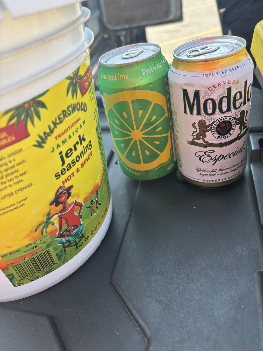SidSpots's tweet photo. Jerk Lamb Hot Links, served with Lemon Lime Poppi Prebiotic Pop. (Modelo not for sale.) @ Wild 100’s Jerk Man #SidSpots #Chicago #Wild100s #BBQ https://t.co/DsHYbDWmDx