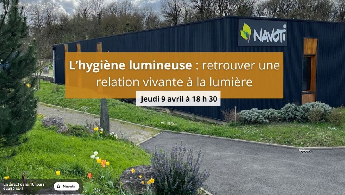 Navoti_37's tweet photo. La lumière est une nourriture.

Nous parlons souvent de la qualité de l'eau, de l'air, de l'alimentation, de l'environnement électromagnétique.

Mais nous oublions souvent que la lumière est l'une de nos nourritures principales.

Sa qualité, son spectre, son rythme, son intensité influencent profondément le sommeil, l'humeur, l'énergie, l'immunité et l'équilibre général.

Jeudi 9 avril, nous recevons Christophe Boinelle.

Christophe est un français expatrié au Chili depuis 15 ans.
Il est passionné par le corps et sa vitalité.
Il a inventé une gamme de produits permettant de retrouver une relation harmonieuse à la lumière.

Il présentera le fruit de ses investigations et de ses inventions :

- Le rôle de la lumière dans notre physiologie.
- Les enjeux du manque d'infrarouges et de la surexposition aux lumières artificielles.
- Et surtout les gestes simples pour améliorer son hygiène lumineuse au quotidien.

Nous prendrons également un temps d'échange autour de l'actualité et de la posture intérieure que nous pouvons adopter dans cette période particulière.

Nous n'allons pas commenter l'actualité en surface mais proposer une lecture plus large et multidimensionnelle.

Rendez-vous à 18h30-21h30 chez Navoti à Neuillé-Pont-Pierre ou en live YouTube à partir de 18h45.
On vous propose une auberge espagnole : chacun apporte quelque chose à boire ou à manger.

#Navoti #HygièneLumineuse #Lumière #Sommeil #Vitalité

💡 Soirée Portes Ouvertes – L'hygiène lumineuse
Jeudi 9 avril | 18h30-21h30

Chez Navoti à Neuillé-Pont-Pierre
📍 Vous venez sur place ?

Inscription gratuite
→ https://t.co/pmaolHFjtb
📺 Vous participez en live YouTube ?
À partir de 18h45 | Activez la notification