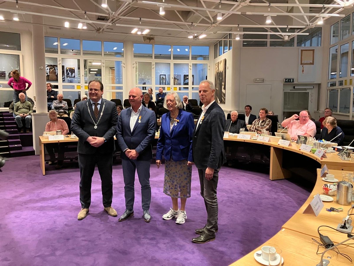 Vanavond is er een bijzondere raadsvergadering. 11 van de 27 raadsleden nemen afscheid. Er wordt stilgestaan bij hun inzet, met anekdotes, presentjes en lintjes.

Morgen wordt de nieuwe gemeenteraad geïnstalleerd.