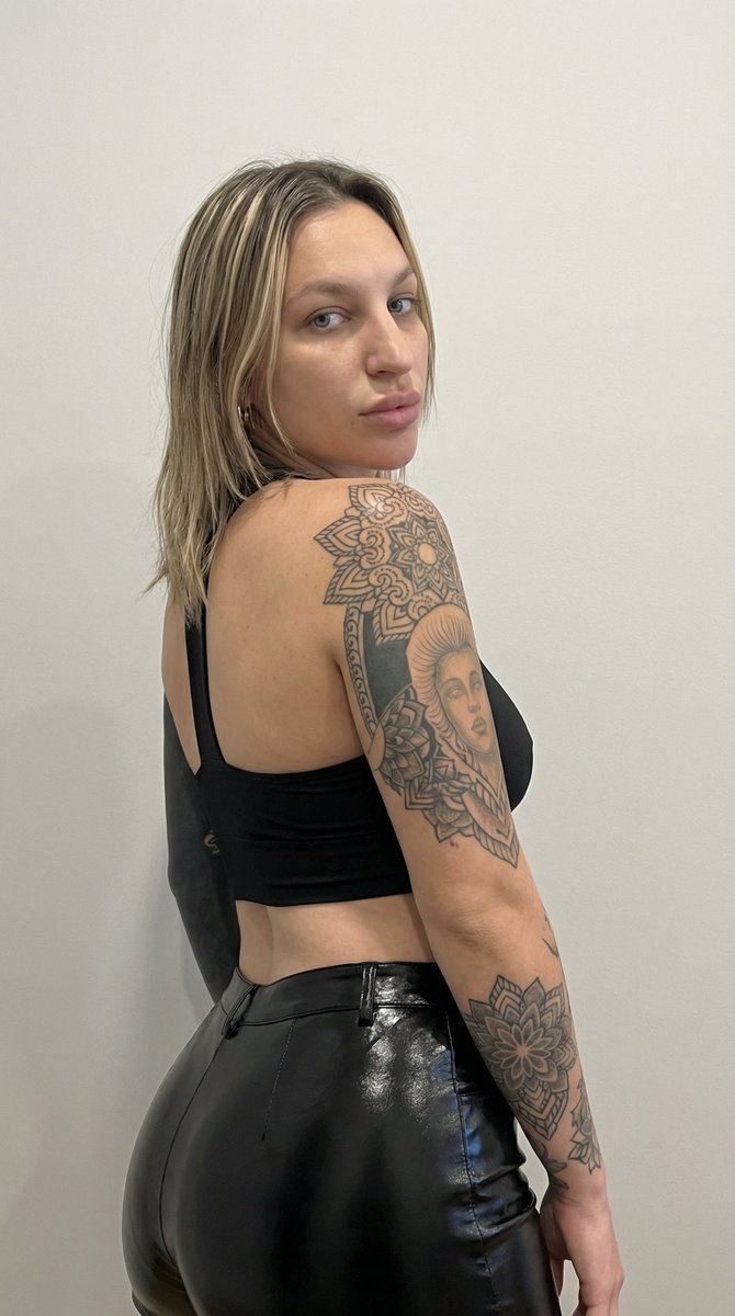 Julie 😽 tweet media