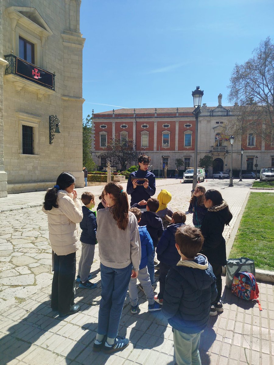 CulturaVLL_'s tweet photo. Deslumbrante jornada de #ComandoPucela Semana Santa ✔️
Los más pequeños descubren los secretos de la Semana Santa de Valladolid jugando, investigando y aprendiendo en equipo.

Actividad completa, con todas las plazas cubiertas 👏
¡Así se vive y se transmite nuestra tradición! https://t.co/9RRookWyRt