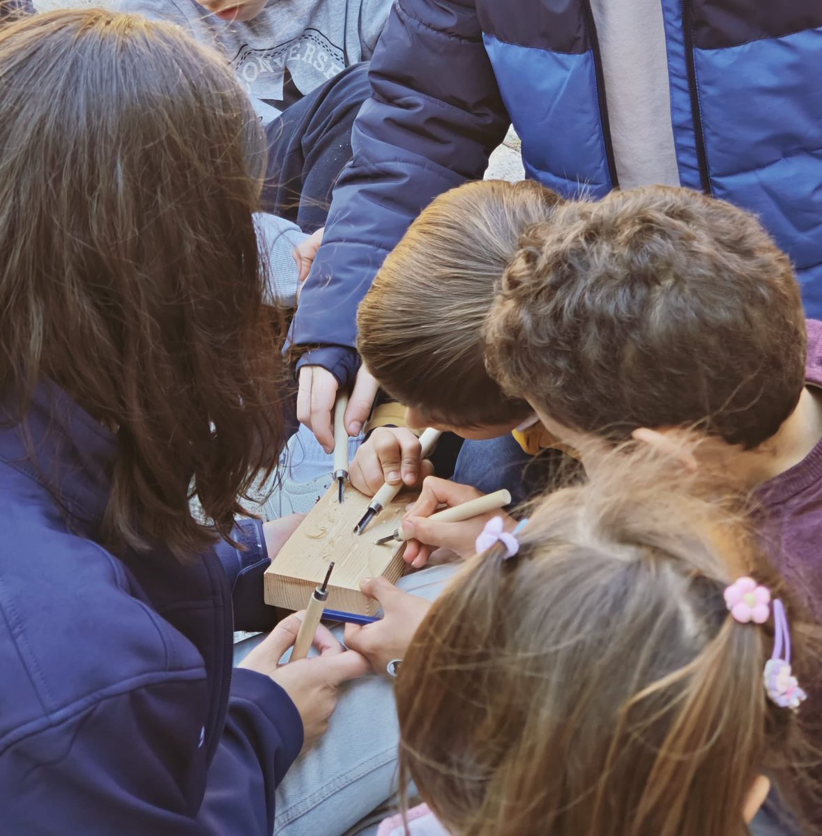 CulturaVLL_'s tweet photo. Deslumbrante jornada de #ComandoPucela Semana Santa ✔️
Los más pequeños descubren los secretos de la Semana Santa de Valladolid jugando, investigando y aprendiendo en equipo.

Actividad completa, con todas las plazas cubiertas 👏
¡Así se vive y se transmite nuestra tradición! https://t.co/9RRookWyRt