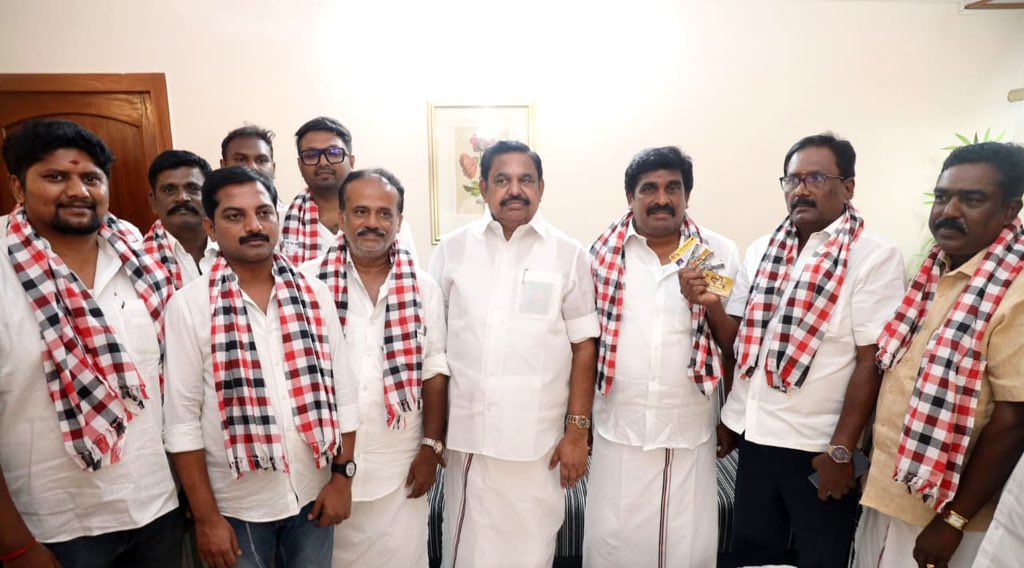 மாண்புமிகு கழகப் பொதுச் செயலாளர் புரட்சித் தமிழர் <a href="/EPSTamilNadu/">Edappadi K Palaniswami-SayYEStoWomenSafety&AIADMK</a> அவர்களை 

திமுகவைச் சேர்ந்த, முன்னாள் ஒருங்கிணைந்த தேனி மாவட்டச் செயலாளரும், மாநில தீர்மானக் குழு இணைச் செயலாளருமான திரு. M. ஜெயக்குமார், முன்னாள் தலைமைச் செயற்குழு உறுப்பினர் திரு. A. அரசேந்திரன், மாவட்ட இளைஞர் அணி