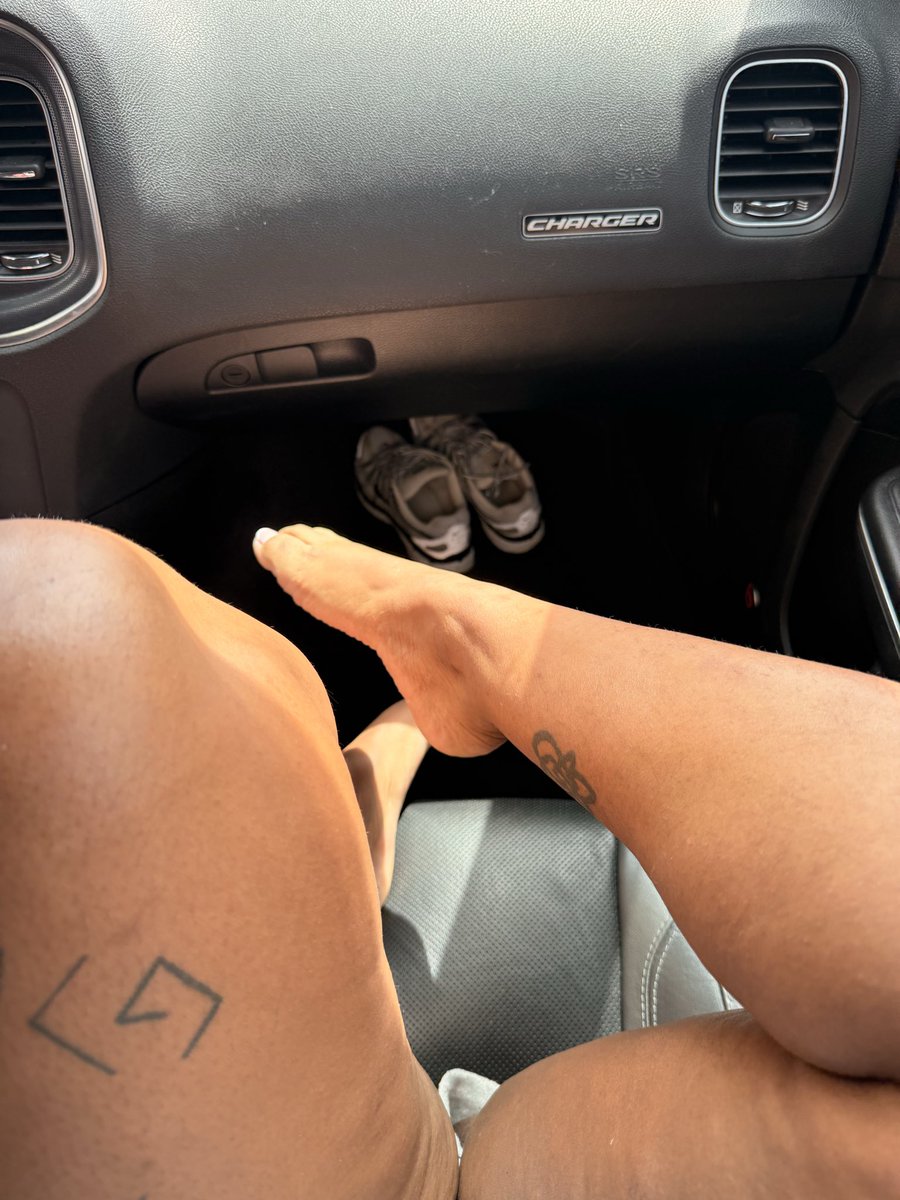 shegotpretty_toes tweet media