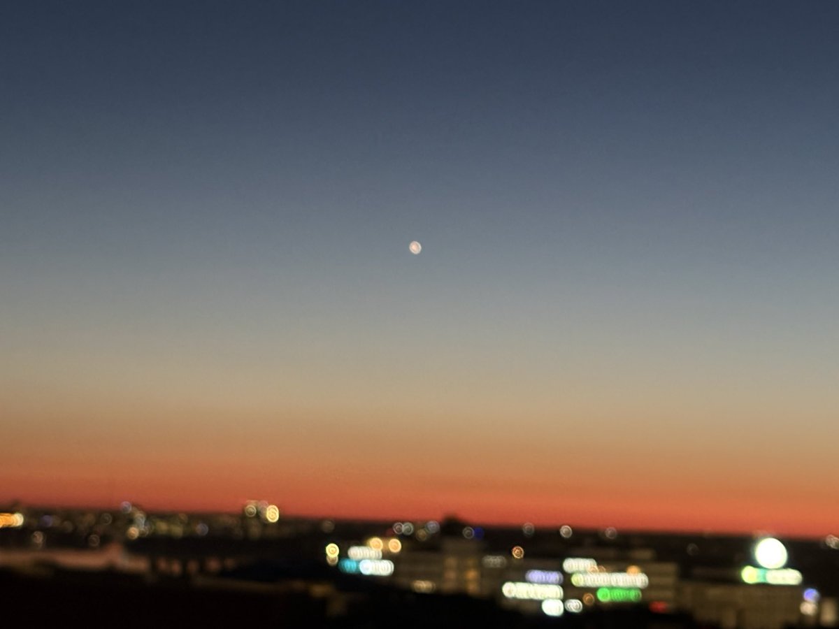 Image for the Tweet beginning: 【この星は何だと思いますか？】
ヘルシンキの夕暮れ、時間は夜の９時過ぎ、夏時間の為、夕暮れです。

答えは簡単かな？ 