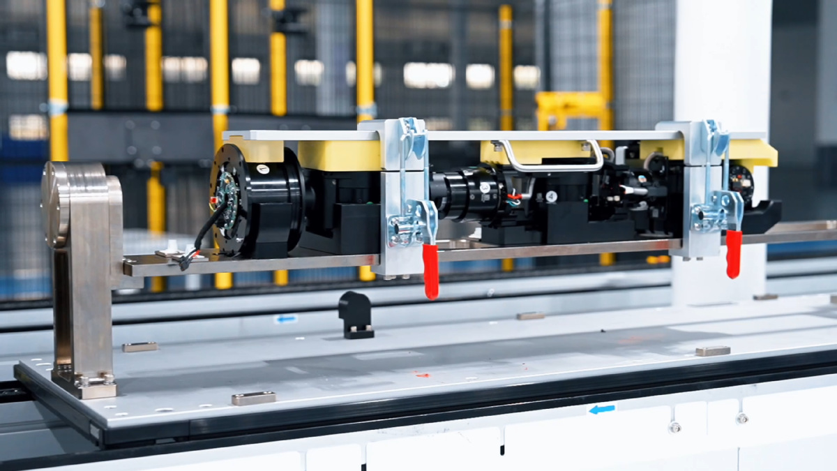 ChinaDaily's tweet image. Foshan in Guangdong province opened China's first automated production line for humanoid #robots with an annual capacity of over 10,000 units on Sunday, marking a step forward in the country's industrialization of humanoid robots. #OpportunityChina bit.ly/4dfjuNr