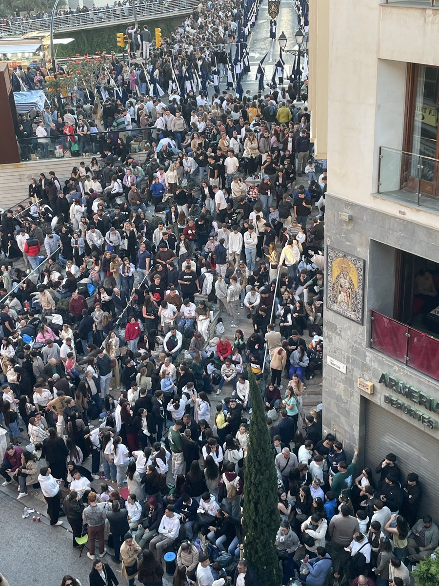 Yairze's tweet photo. 2 peleas ya porque la gente se sientan y forman bloque en la Tribuna de los Pobres y NO PERMITEN que otras personas puedan subir o bajar las escaleras. 

No es normal que no haya ni un pasillo para la gente que quiera entrar o salir. 

Seguid diciéndome que es fácil moverte. https://t.co/3Zg4wKHtO7